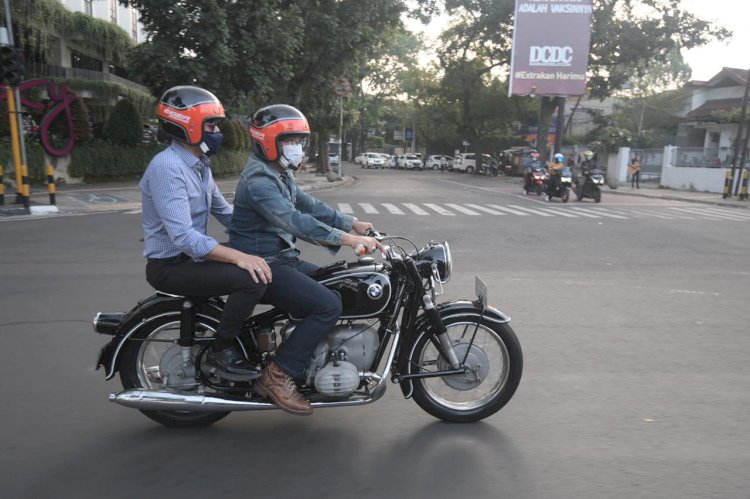 Ridwal Kamil Ajak AHY Jalan-jalan di Bandung Berboncengan Motor BMW Klasik Tahun 1955